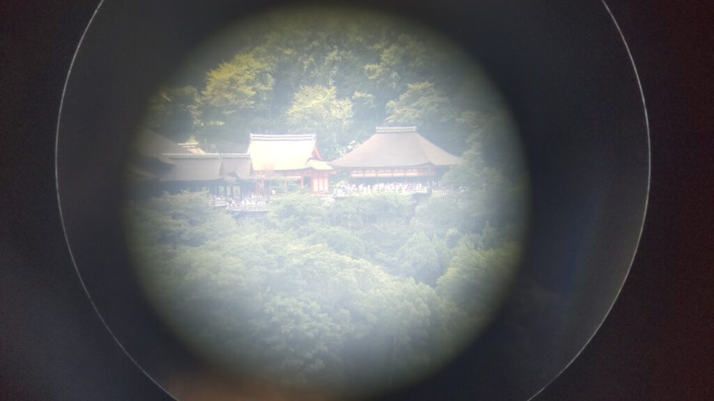 京都タワーの望遠鏡から見える清水寺